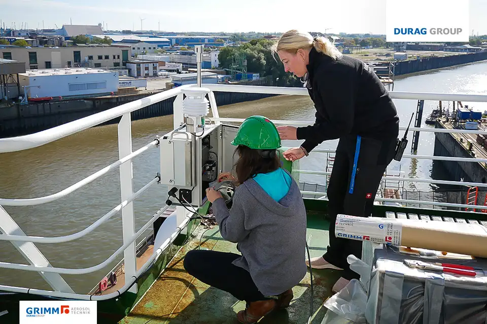 Zwei Technikerinnen installieren ein Feinstaubmessgerät auf dem Forschungsschiff METEOR
